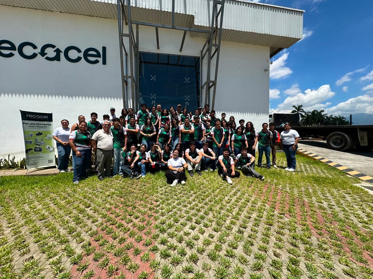Estudiantes del Instituto San Vicente de Paúl visitan RECACEL para conocer más sobre la gestión responsable de residuos